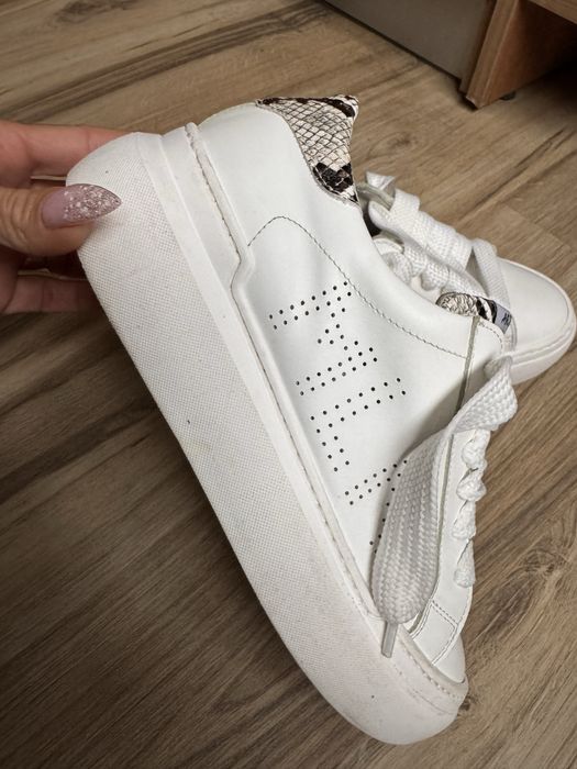 Оригинални спортно/елегантни обувки ест. кожа MLN ! 38,5