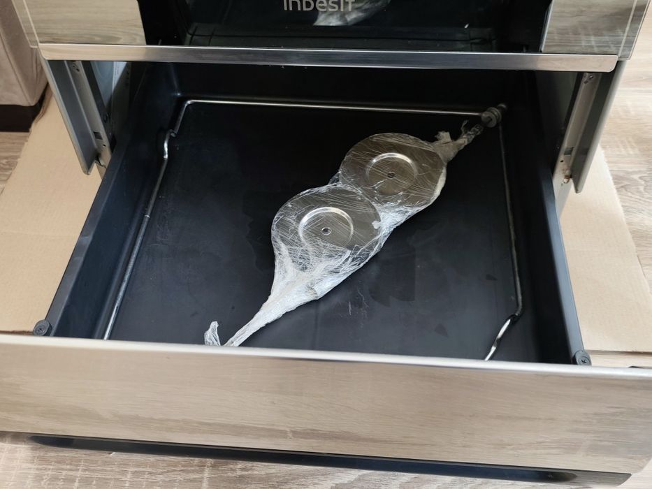 Стъклокерамична готварска печка Indesit, с грил