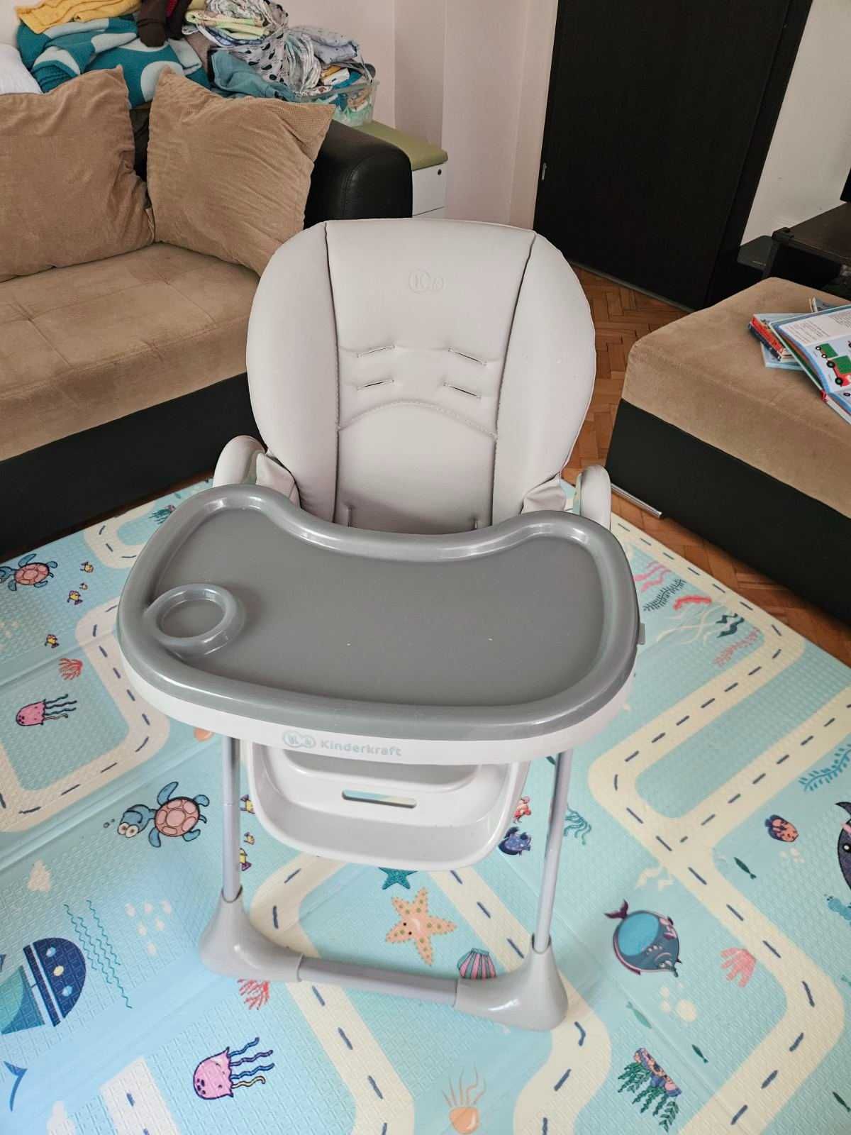 Продавам бебешко столче за хранене Kinderkraft Yummy Baby High Chair