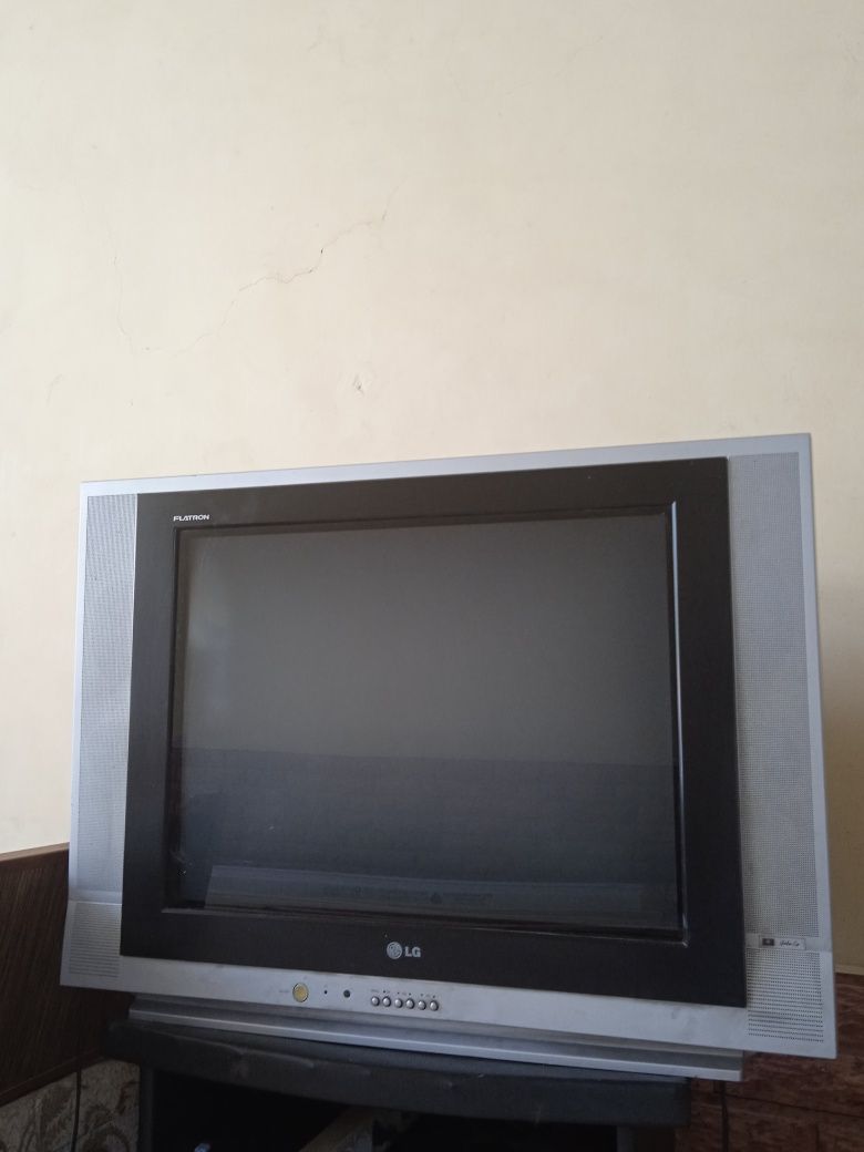Televizor sotiladi