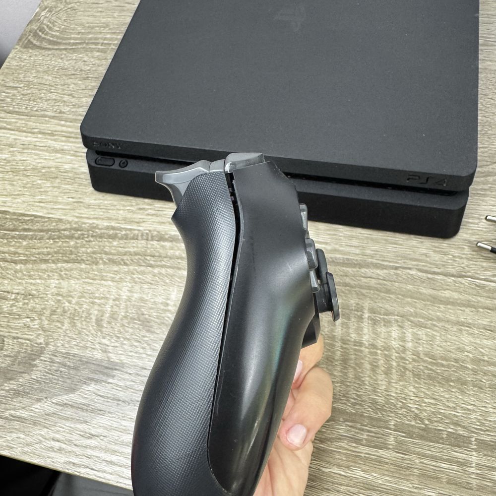 Playstation 4 Slim PS4 с два контролера