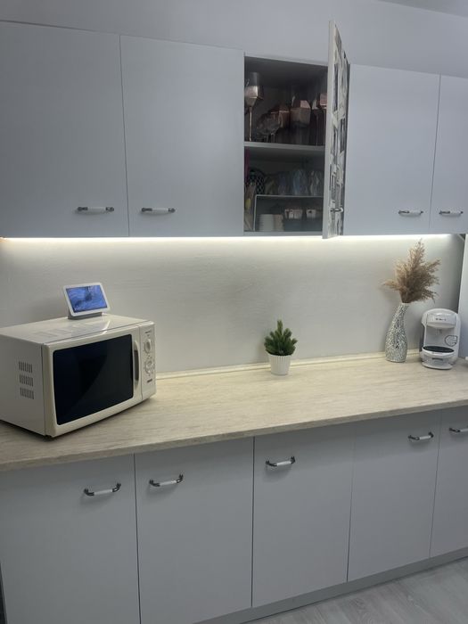 Mobila alba de bucatarie