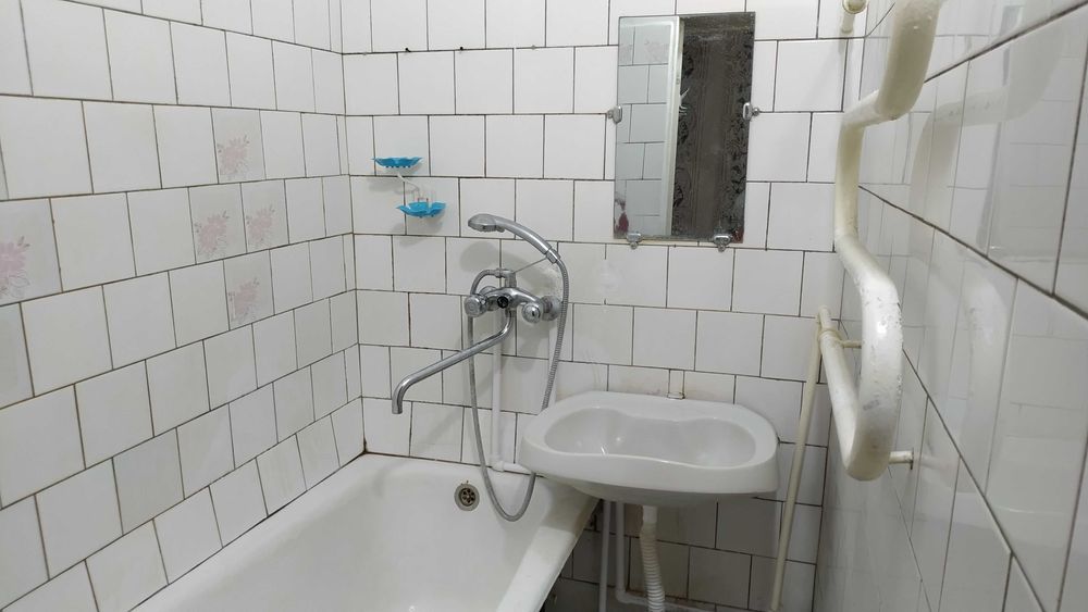 Г.Навои Аренда 3-хона 2-этаж 17-мкр подезд(семья)(напротив Центр Банк)