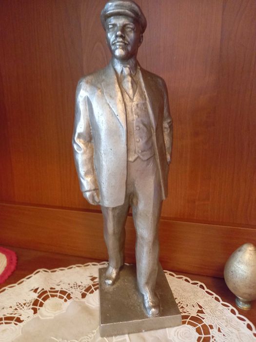 в продаже статуя ленина. силумин. 34.5 см цена стоит договорная.