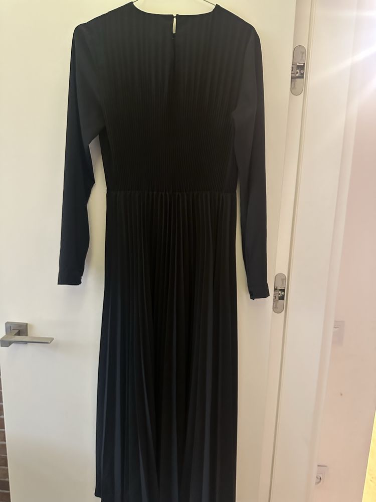 Черна плисирна рокля zara