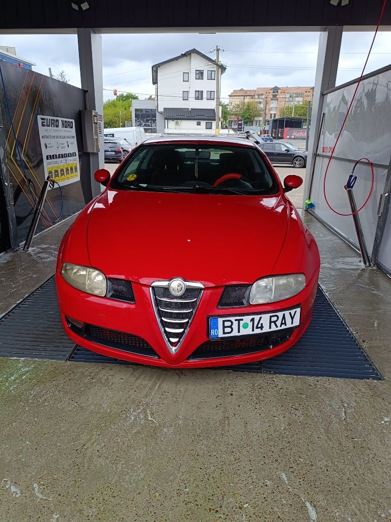 Vând Alfa Romeo GT 
Culoare : Roșie