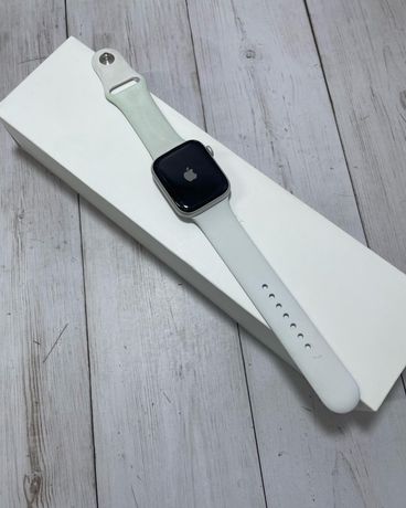 Смарт часы Apple watch 4 44 мм, с белым ремешком.