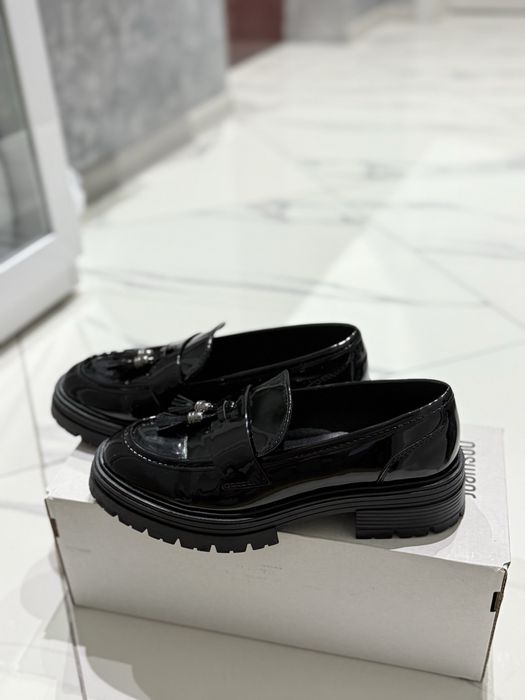 Черни лачени лоуфъри