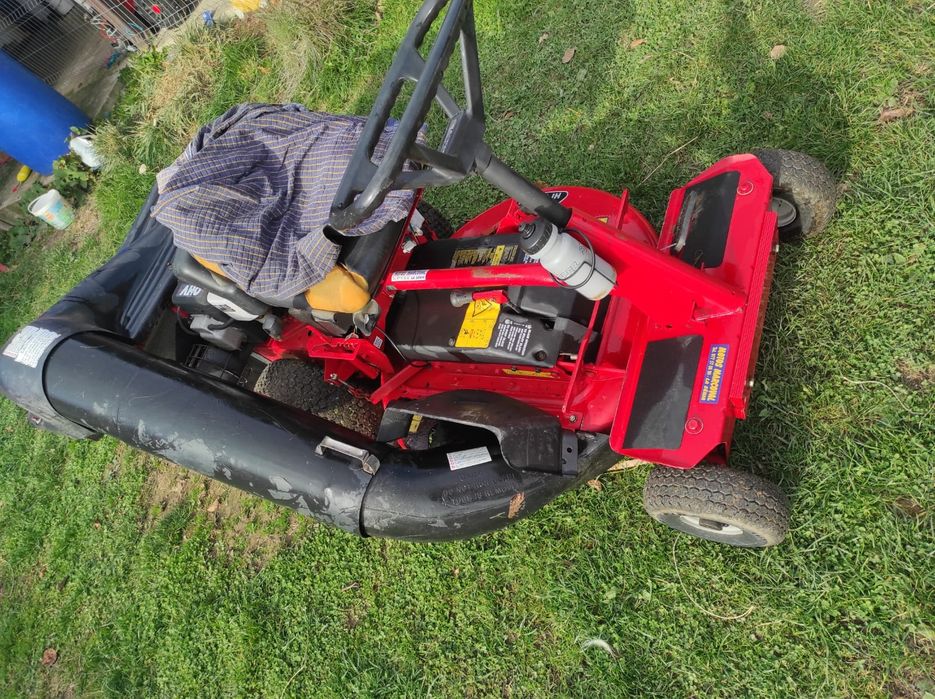 Tractoraș pentru tuns gazon