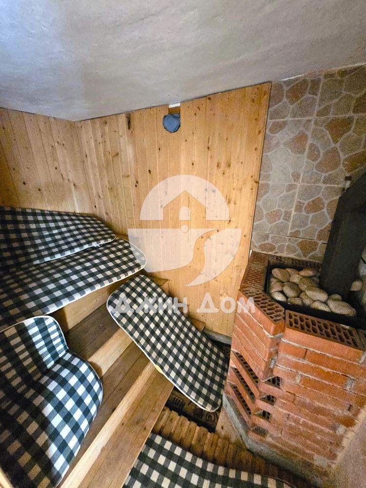 Просторна САНИРАНА и ГАЗИФИЦИРАНА двуетажна къща с БАСЕЙН, гр. Камено