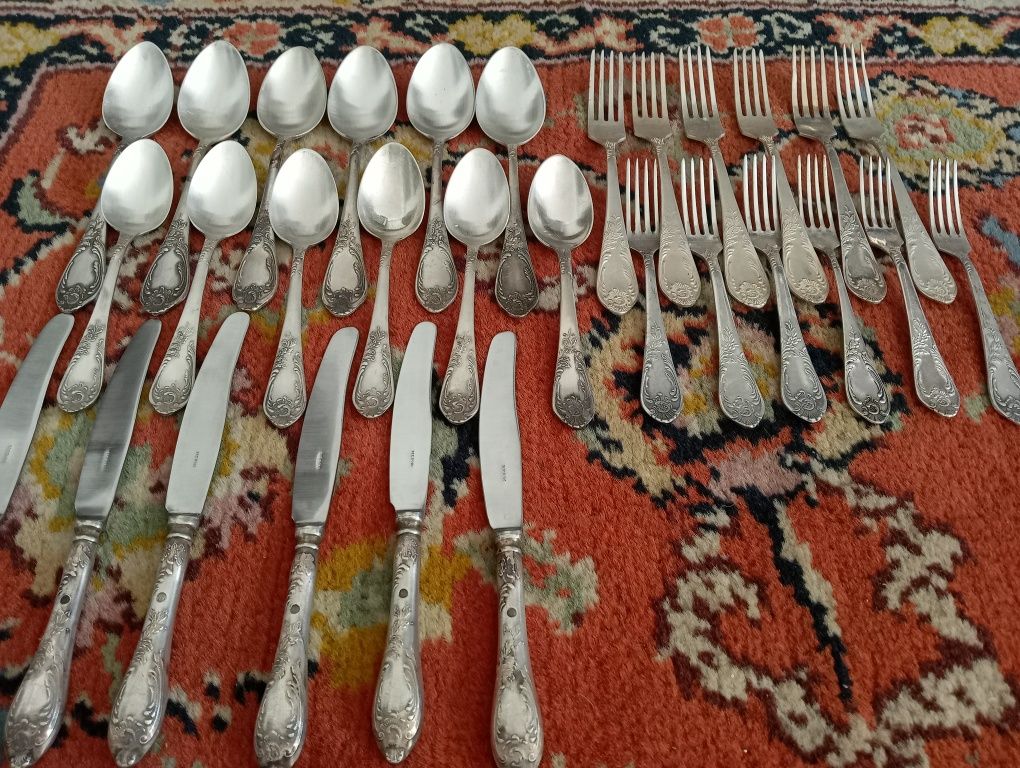 Посуда. Мельхиоровые ложки, ножи, вилки.
