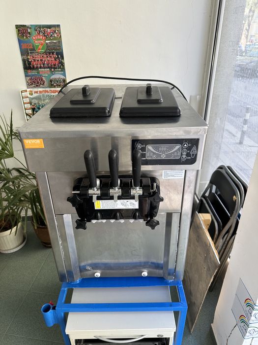 Продавам машина за сладолед vevor