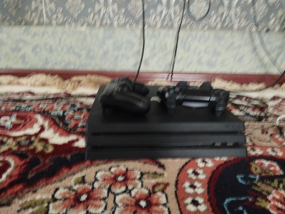 ps4 pro 1tb  mumkin zaryadchiki yoq 2ta pulti bor ofitsial versiya