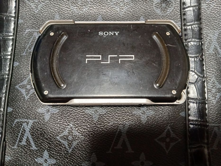 Assalom alekum Psp Go sotiladi 16gb Sony 1 Uyinlari xam bor