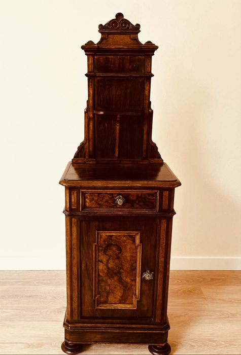 Антикварен дървен шкаф с надстройка – около 1900 г.