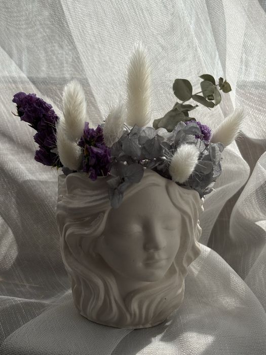 Кашпо из гипса с сухоцветами