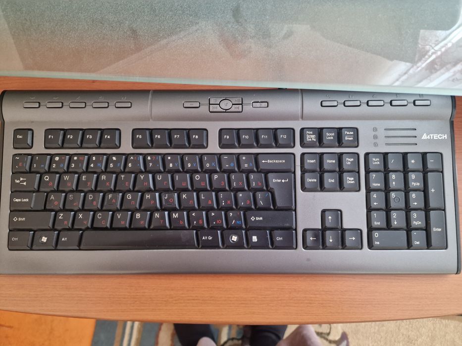 Компьютер со столом и креслом