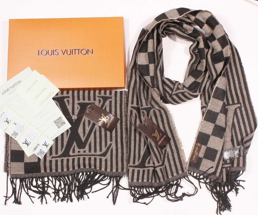 Луксозен подаръчен комплект шал с кутия маркови шалове markovi shalove