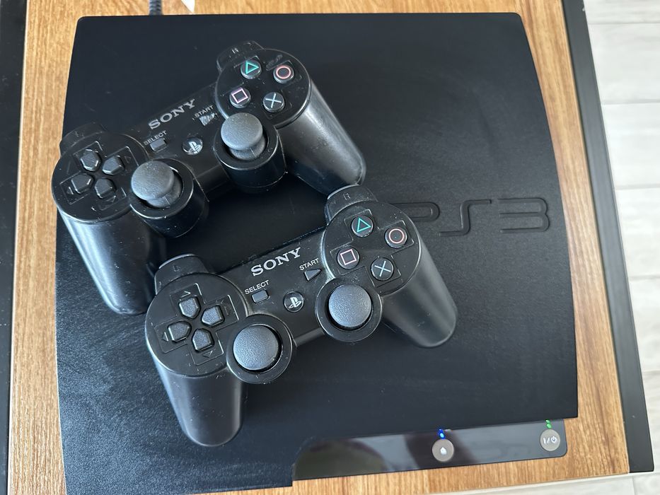 Конзола PS3 с два джойстика+ игра
