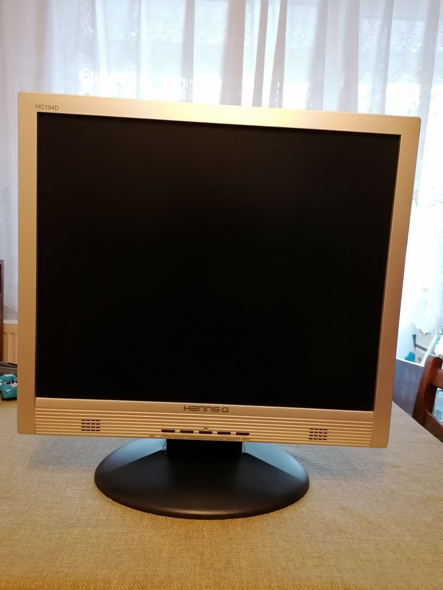 Monitor 18 inchi  (48 cm diagonala)