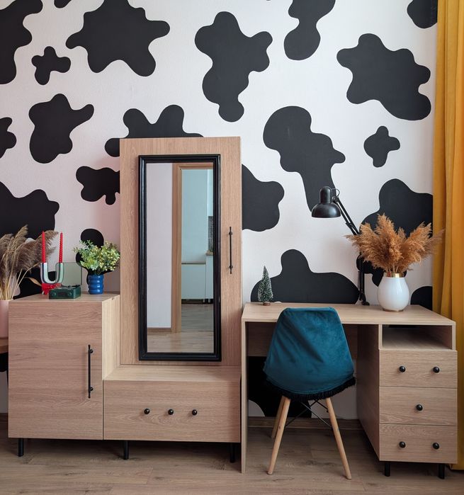 Продам письменный стол и комод с зеркалом