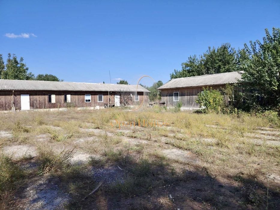 Бунгала, метална конструкция и 6 дка УПИ в Златовръх