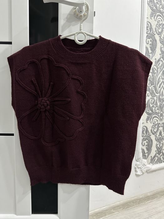 Жилетка (свитер без рукавов) бордового цвета