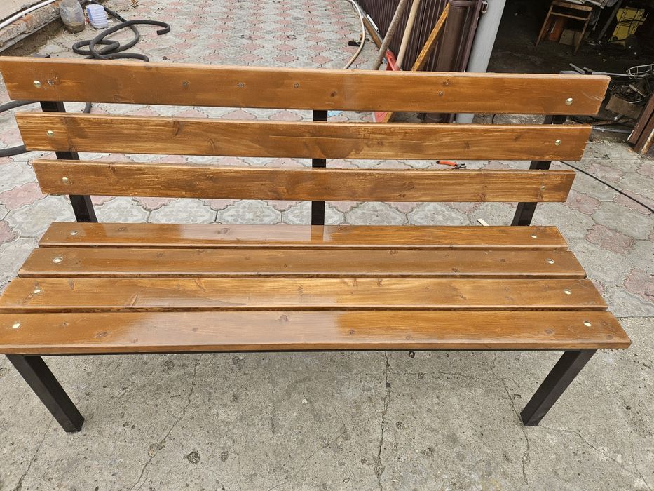 Деревянная лавочка