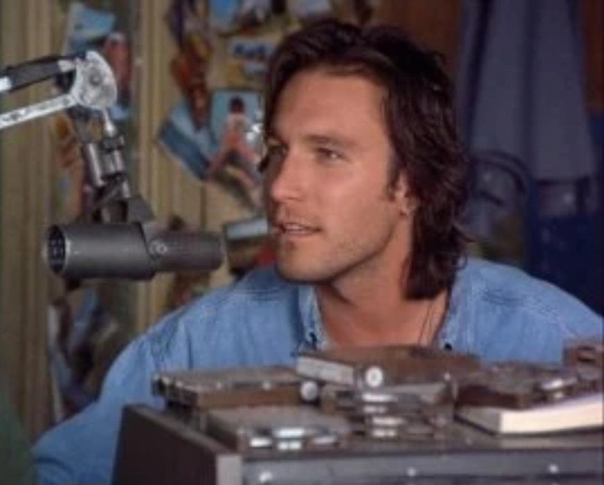 Kit Podcast PRO: Shure SM7B + Braț RØDE PSA1 + Interfață Vocaster One.