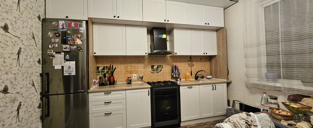 Продам кухню с холодильником, спиной в комплекте. Размер 3.5_4 м.