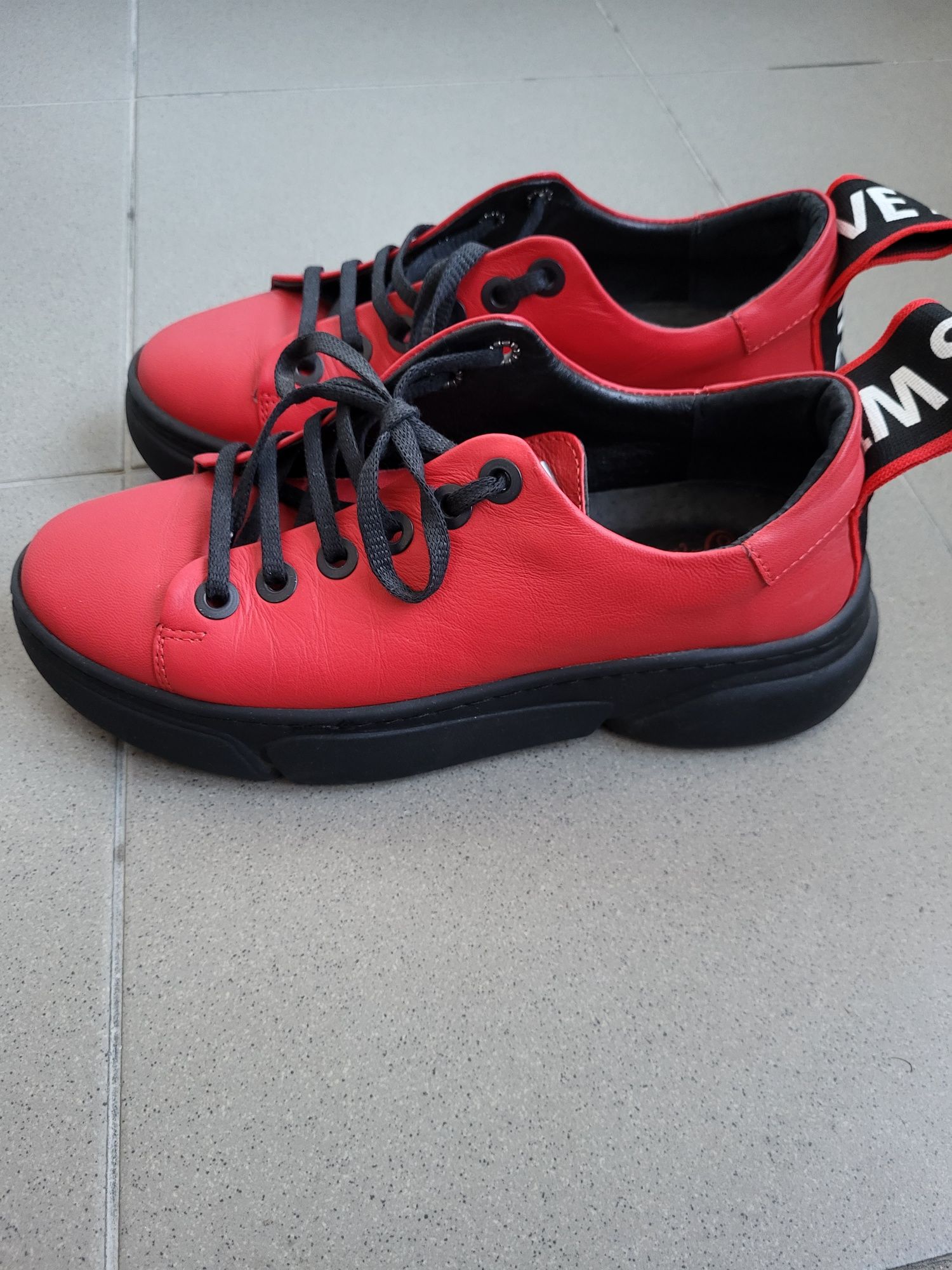 Червени спортни обувки,