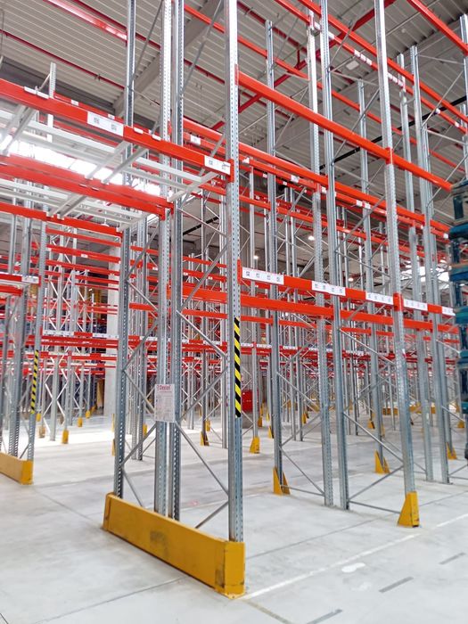 Avem rafturi metalice