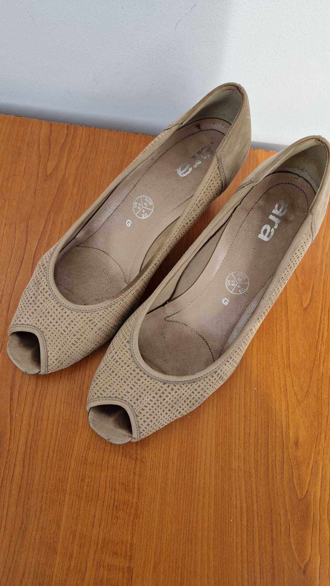 Pantof decupat din piele intoarsa