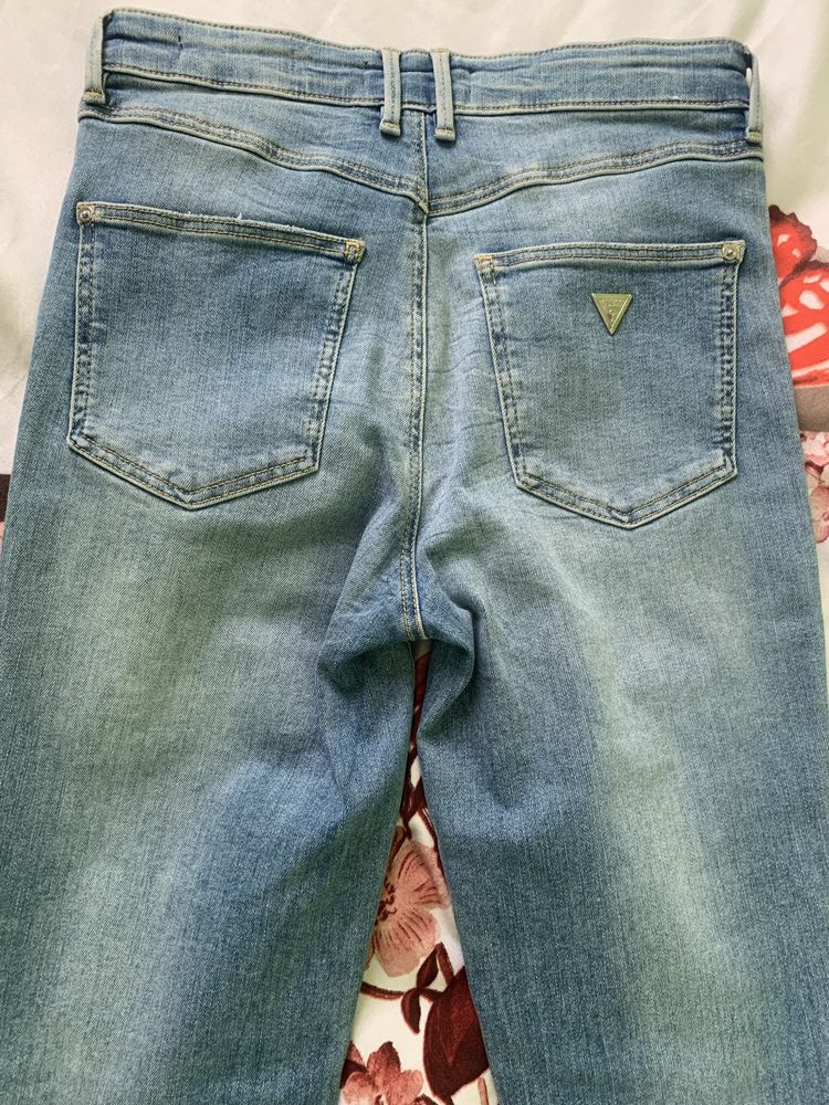 Дамски дънки guess с камъни 27 ( еластан )