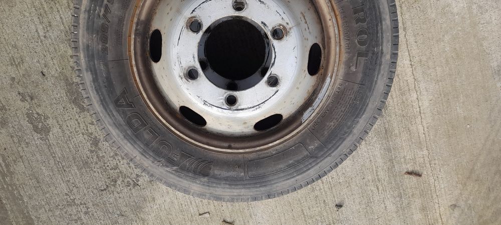 Anvelope mercedes vario 205 75 17,5  cu uzura foarte mica