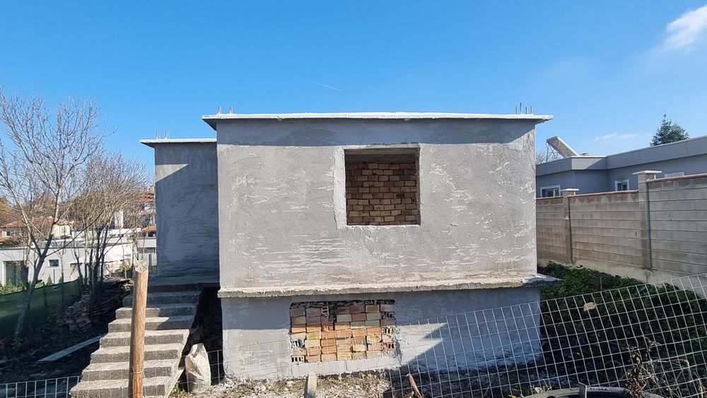 Продавам дворно място 558кв.м. с тухлена къща на 2 етажа