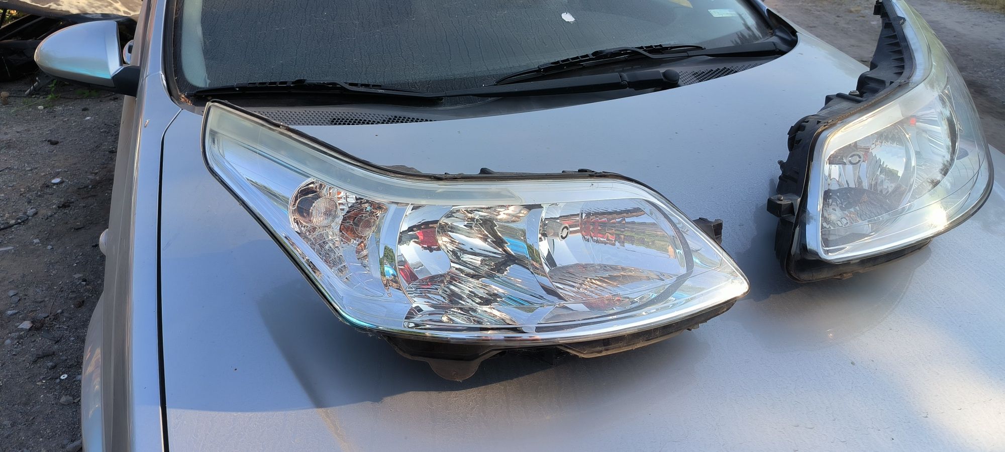 Продавам оригинални фарове за Citroen C4 2006г
Цена за комплекта 200лв