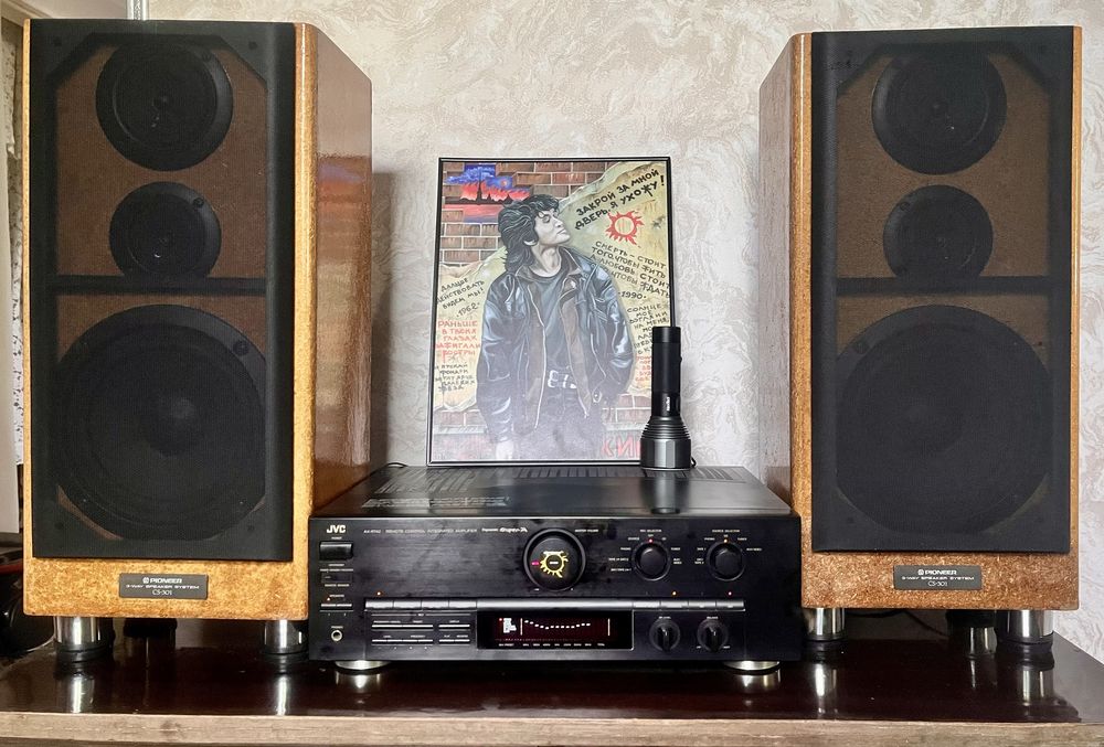 Усилитель JVC. AX R 742. С колонками PIONEER. CS-301