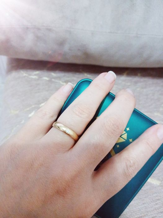 Продам обручальное кольцо с бриллиантом