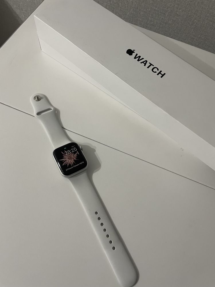 Apple watch 40 мм, с белым ремешком