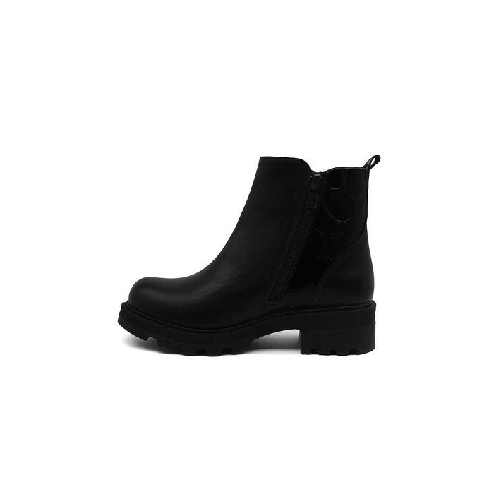 Дамски черни боти от естествена кожа с цип и лакова текстура