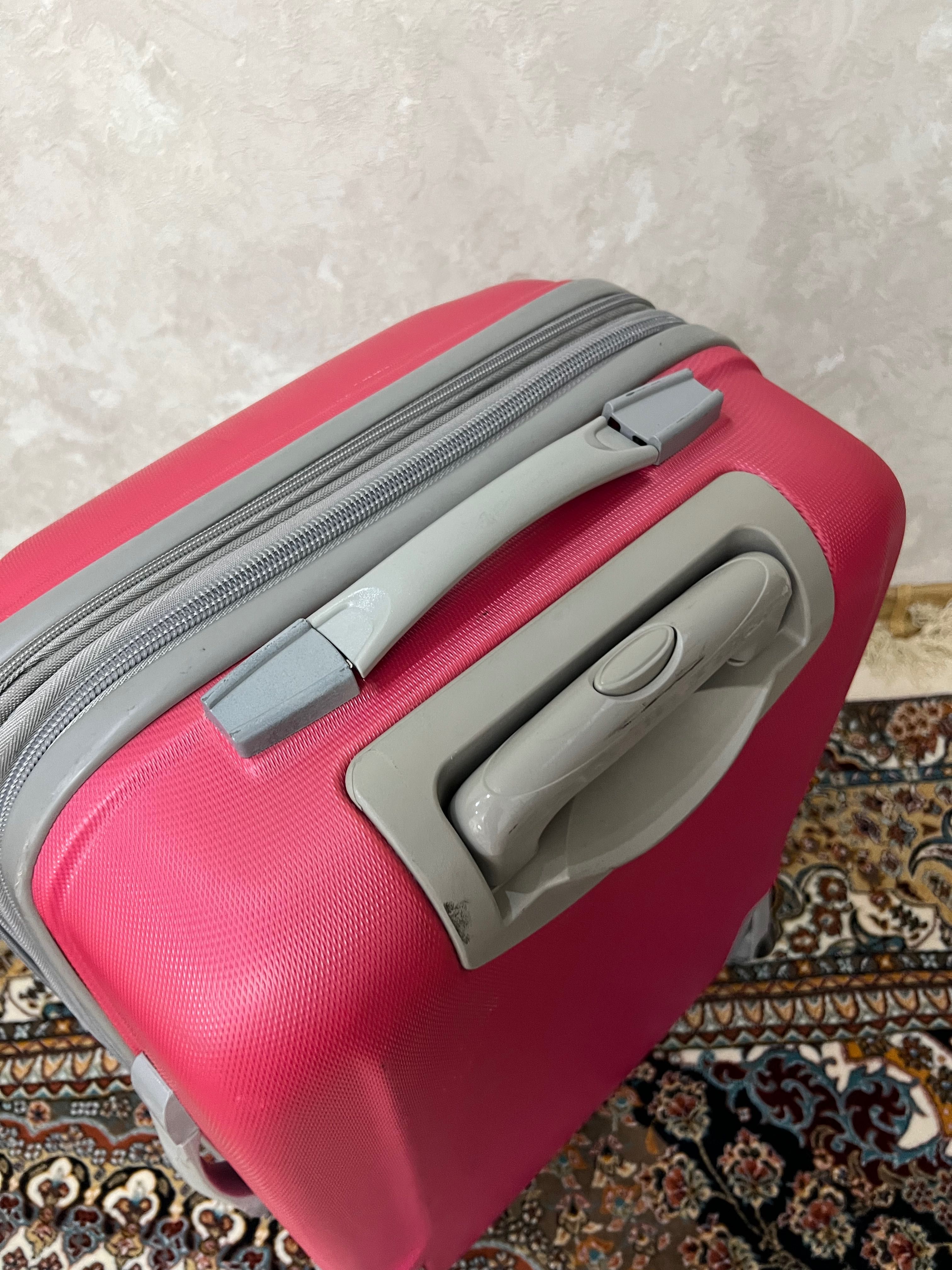 Розовый чемодан средний