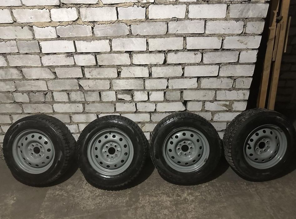 Продам зимние шипованные шины  с дисками