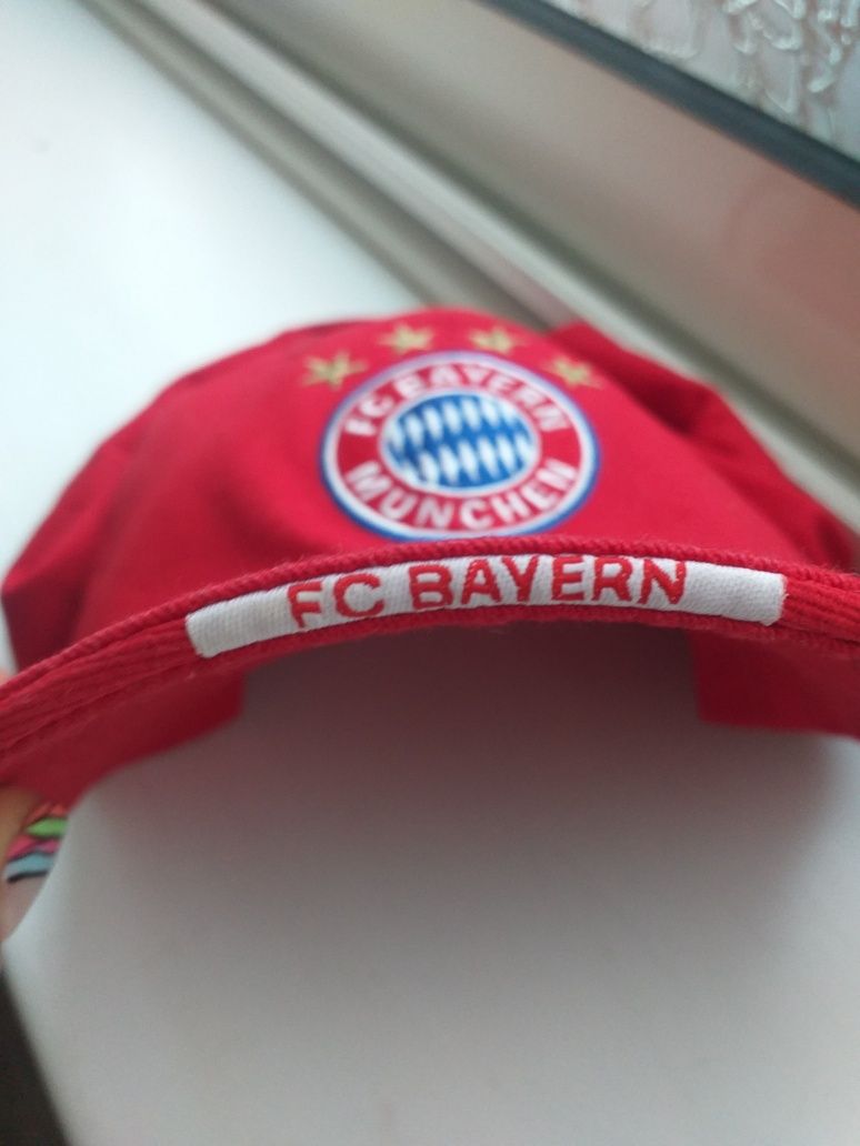 MUNCHEN FC BAYERN -2 бр.шапки.