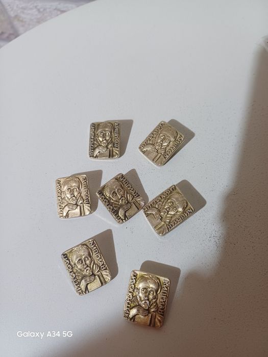 Значки различни по 3лв за брой