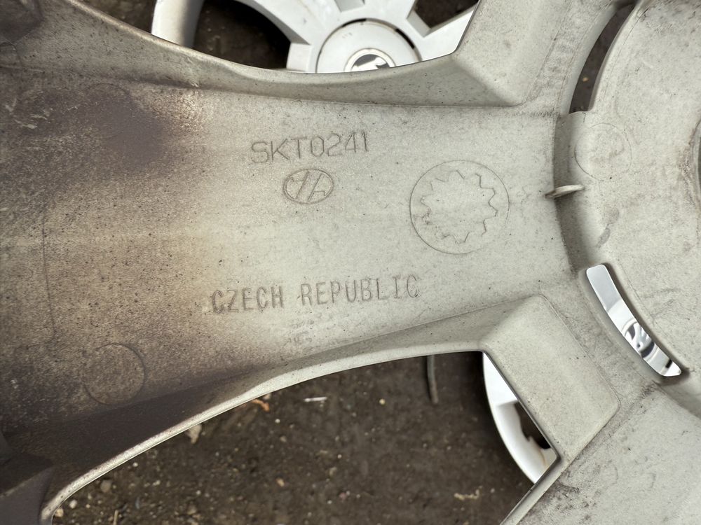 Оригинални тасове Skoda 15'' 6v0601147 c налични 3 броя на бройка