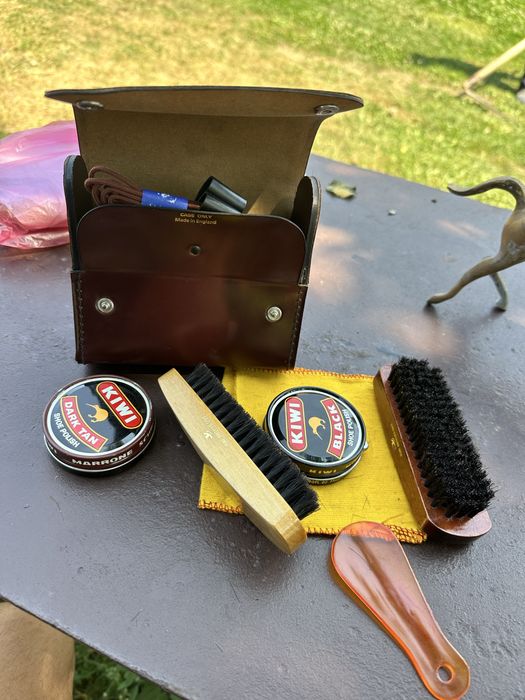Set întreținere pantofi KIWI cu husă din piele – Made in England