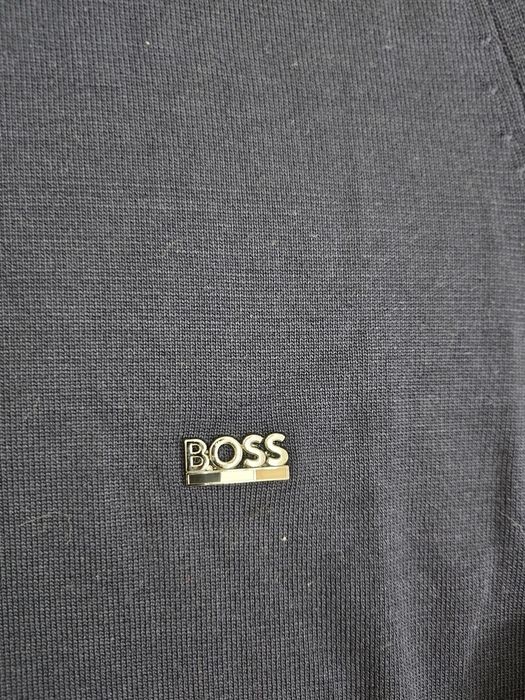 Pulovăr Boss albastru superb.