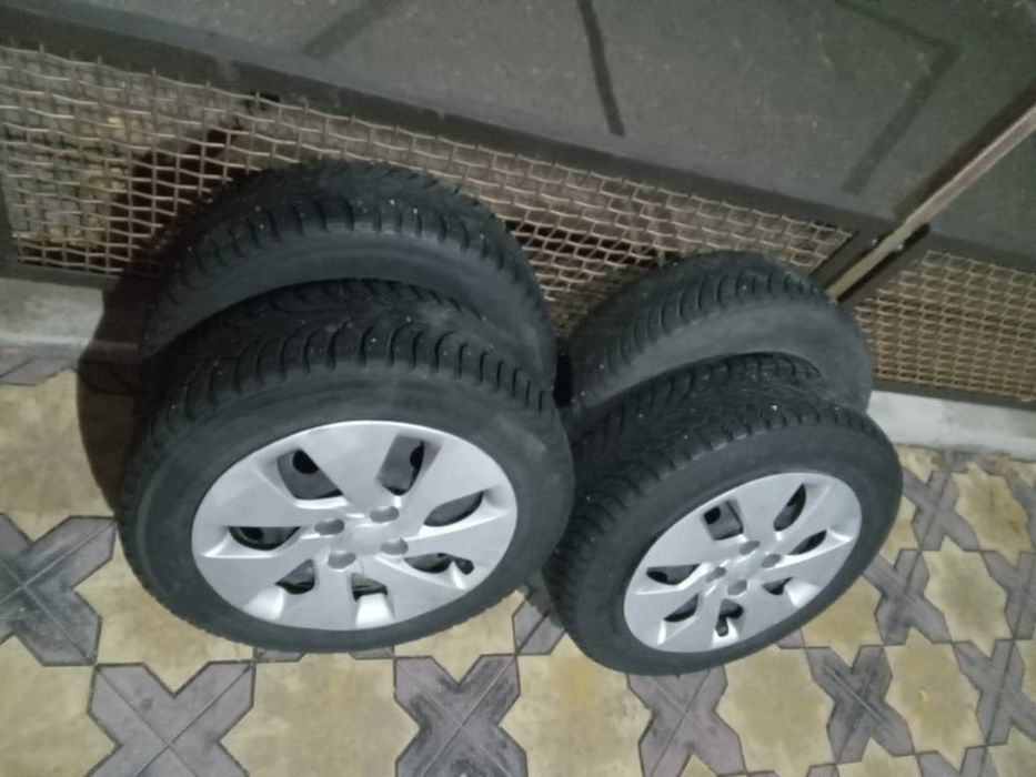 Продам диски штампы R15 с резиной,разболтовка 4×100