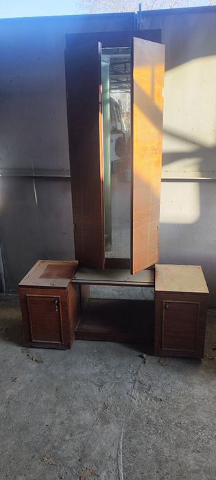 Отдам даром трюмо и стенку